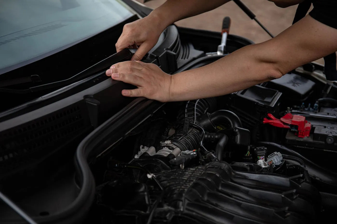 Careful windscreen trim work during replacement